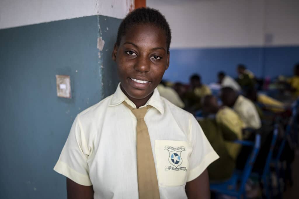 Skolan sprider hopp i Kenyas slum 26 Flicka utanför klassrum i Mikindani, Kenya.