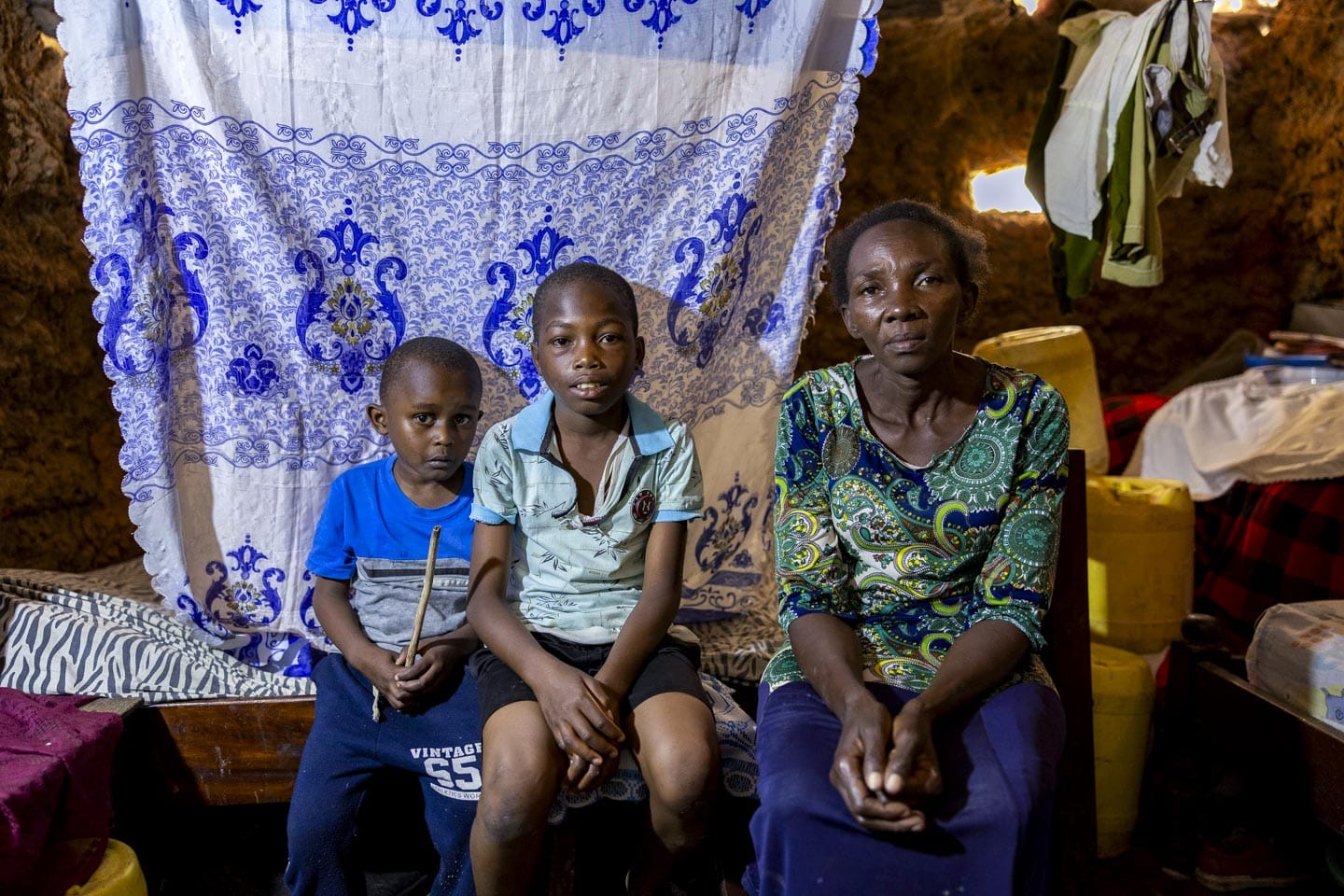 En kvinna med två barn i Mikindani, Kenya
