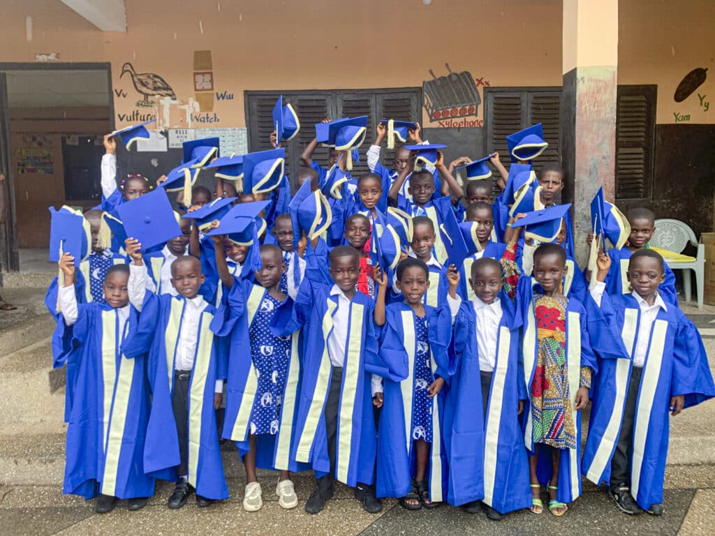 Skolavslutning och skolstart i Ghana 9 Klassfoto vid skolavslutning i Ghana.