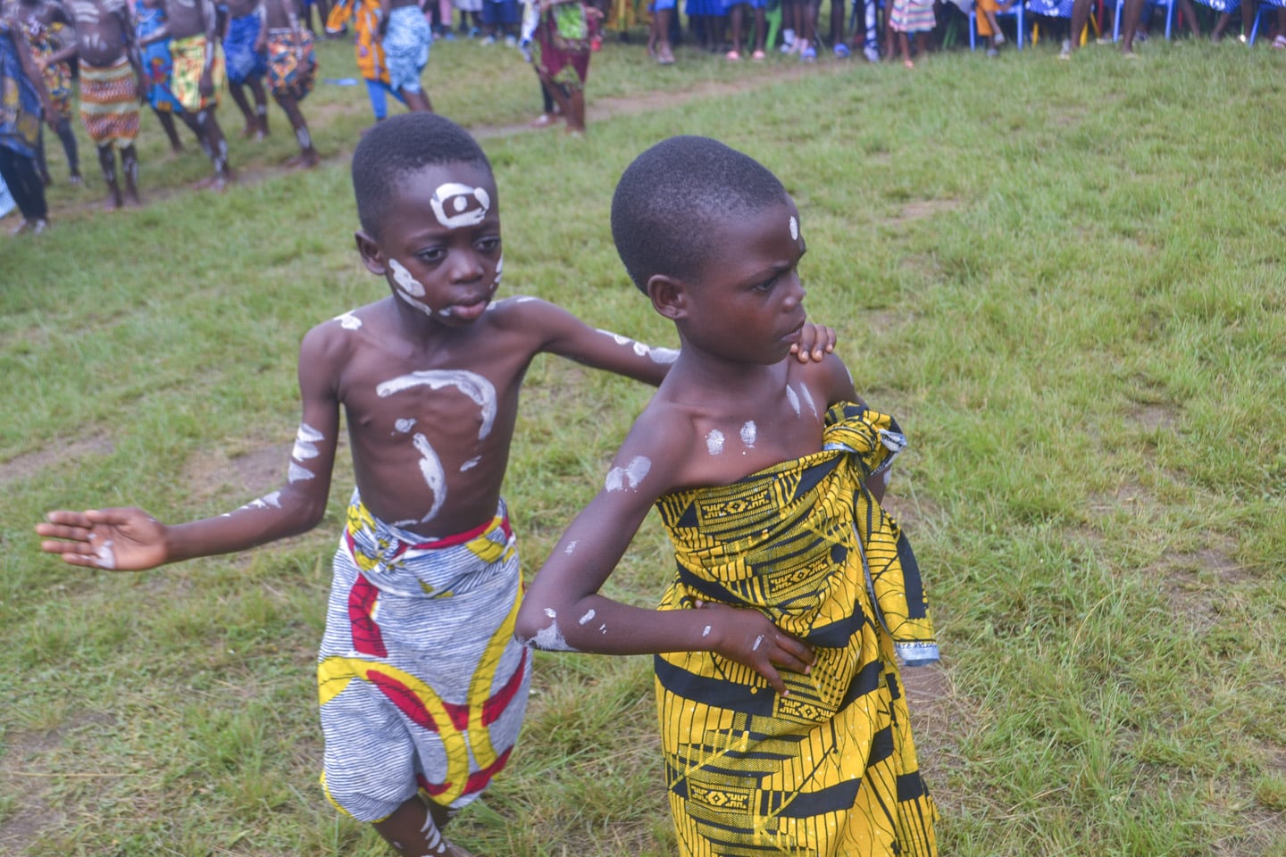 Barn underhåller på skolavslutning i Ghana.