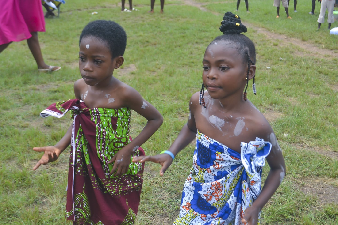 Barn underhåller på skolavslutning i Ghana.