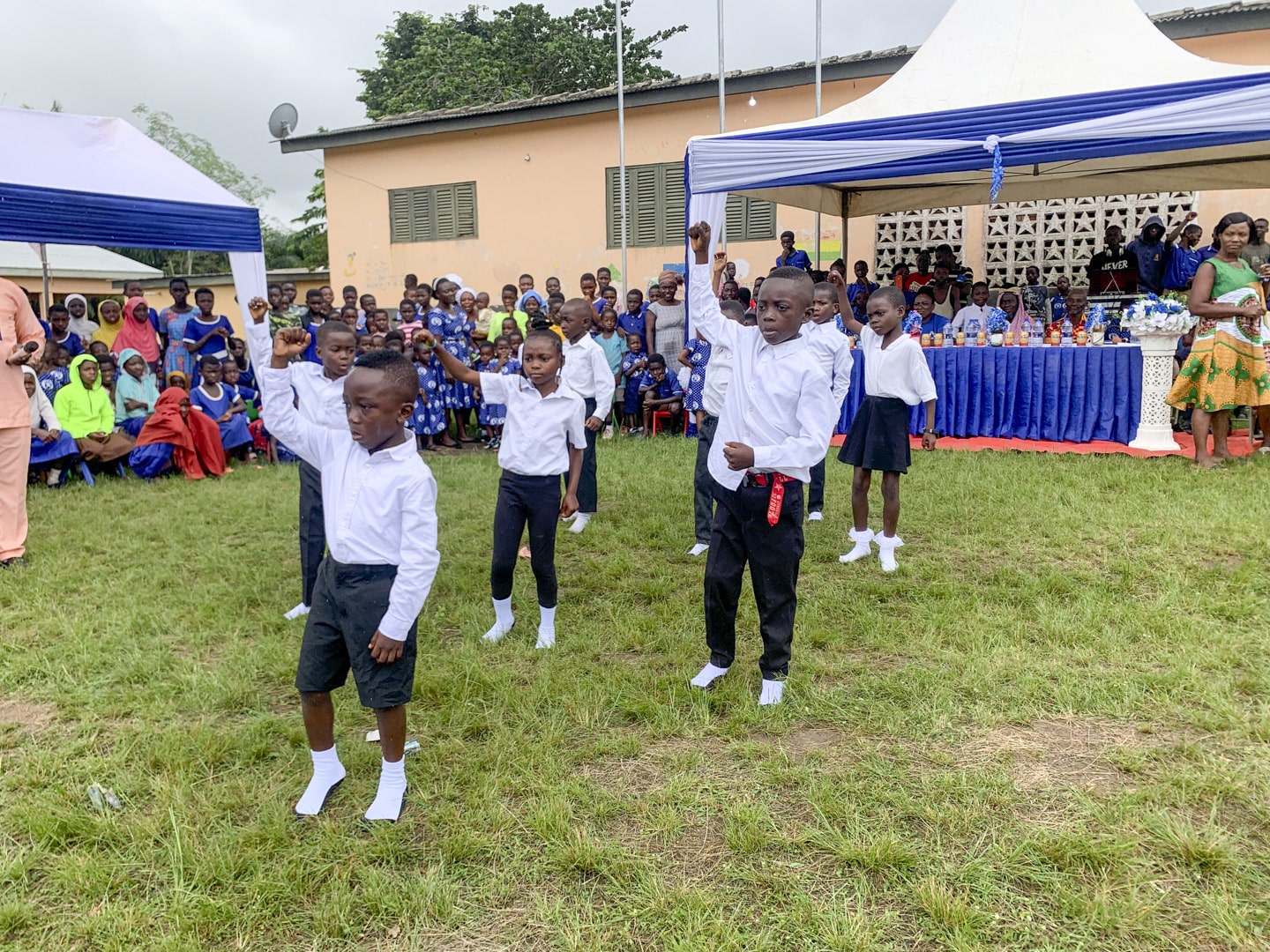 Barn underhåller på skolavslutning i Ghana.