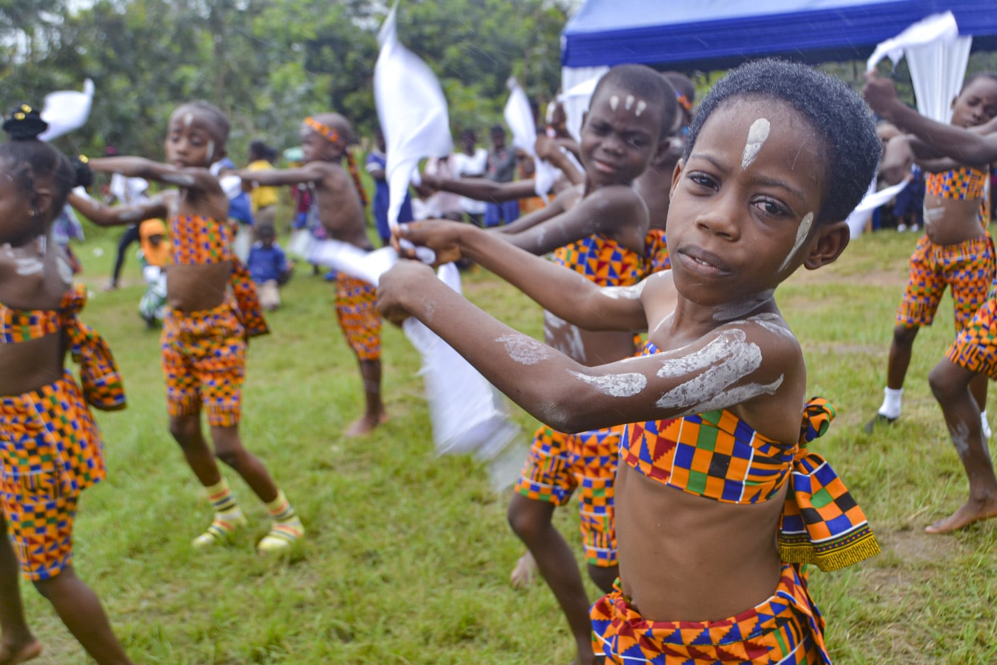 Barn underhåller på skolavslutning i Ghana.