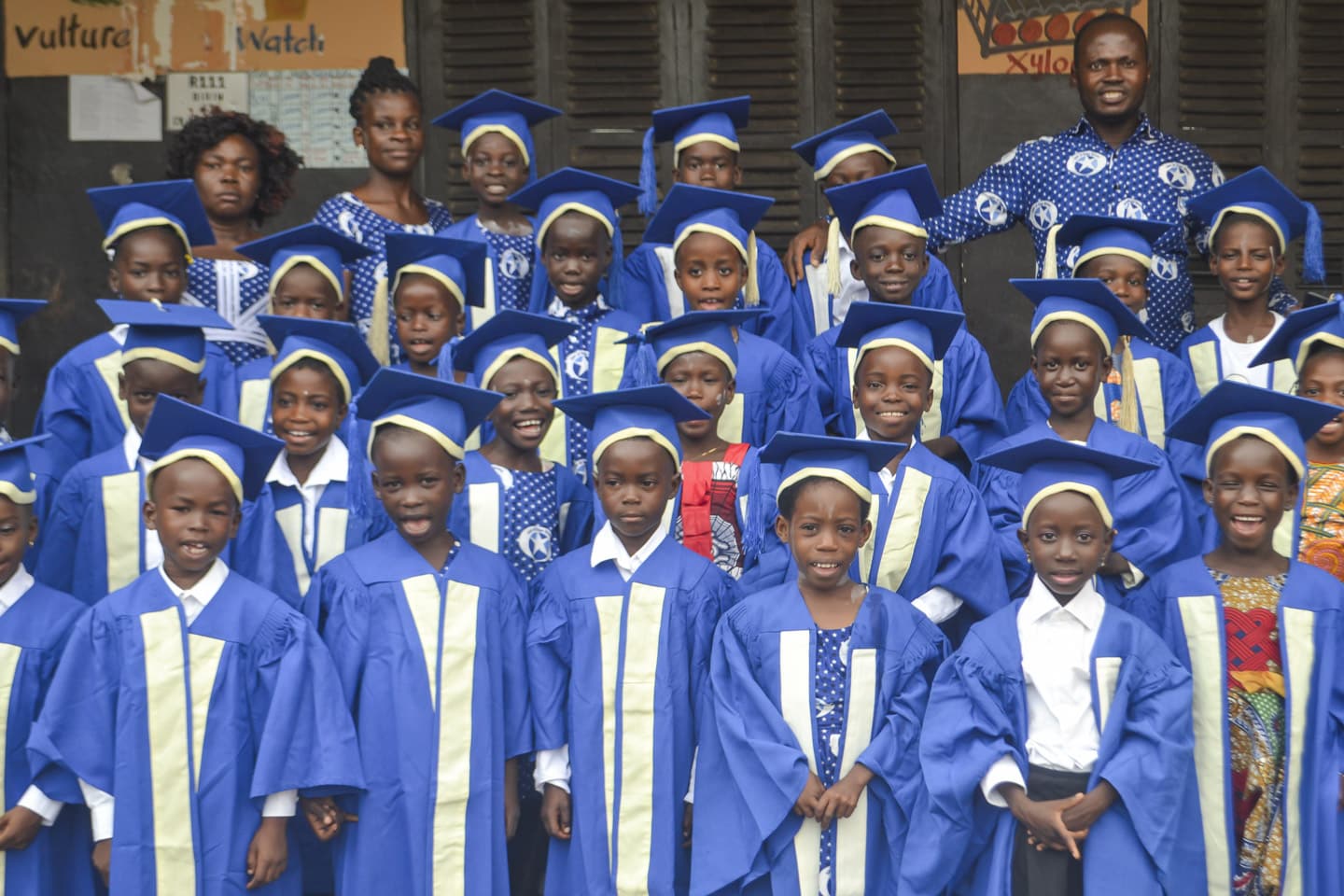 Klassfoto vid skolavslutning i Ghana.