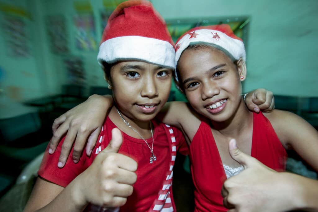 Julgåvor för företag 37 två glada flickor i tomteluvor