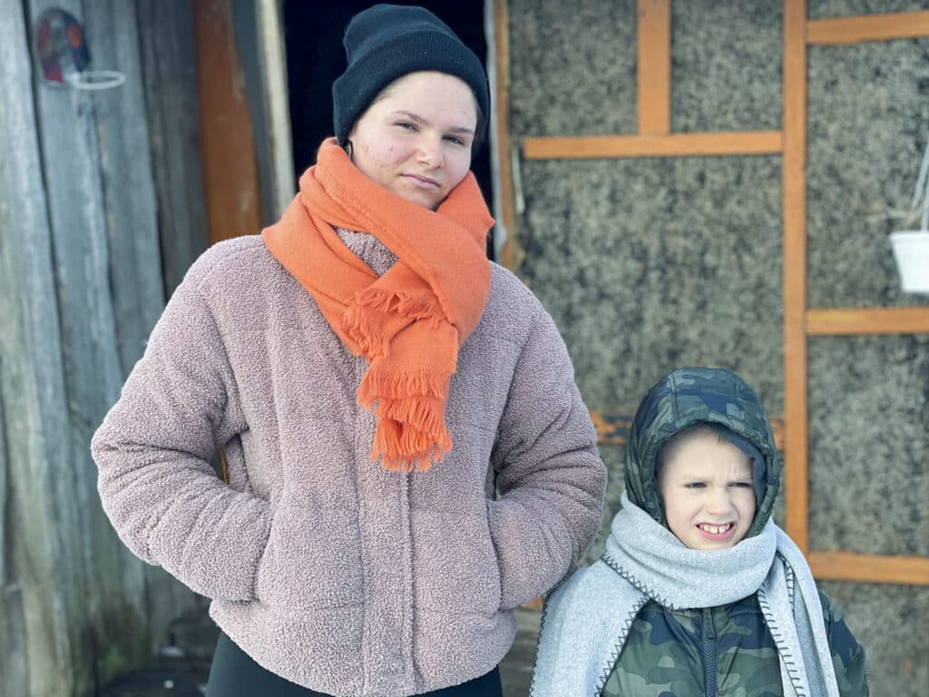 "Tänk om tomten glömmer oss?" 5 mamma och barn utanför ett hus under vintern