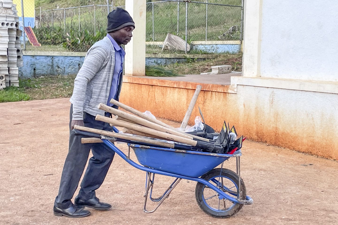 Bonde med redskap i Haiti.