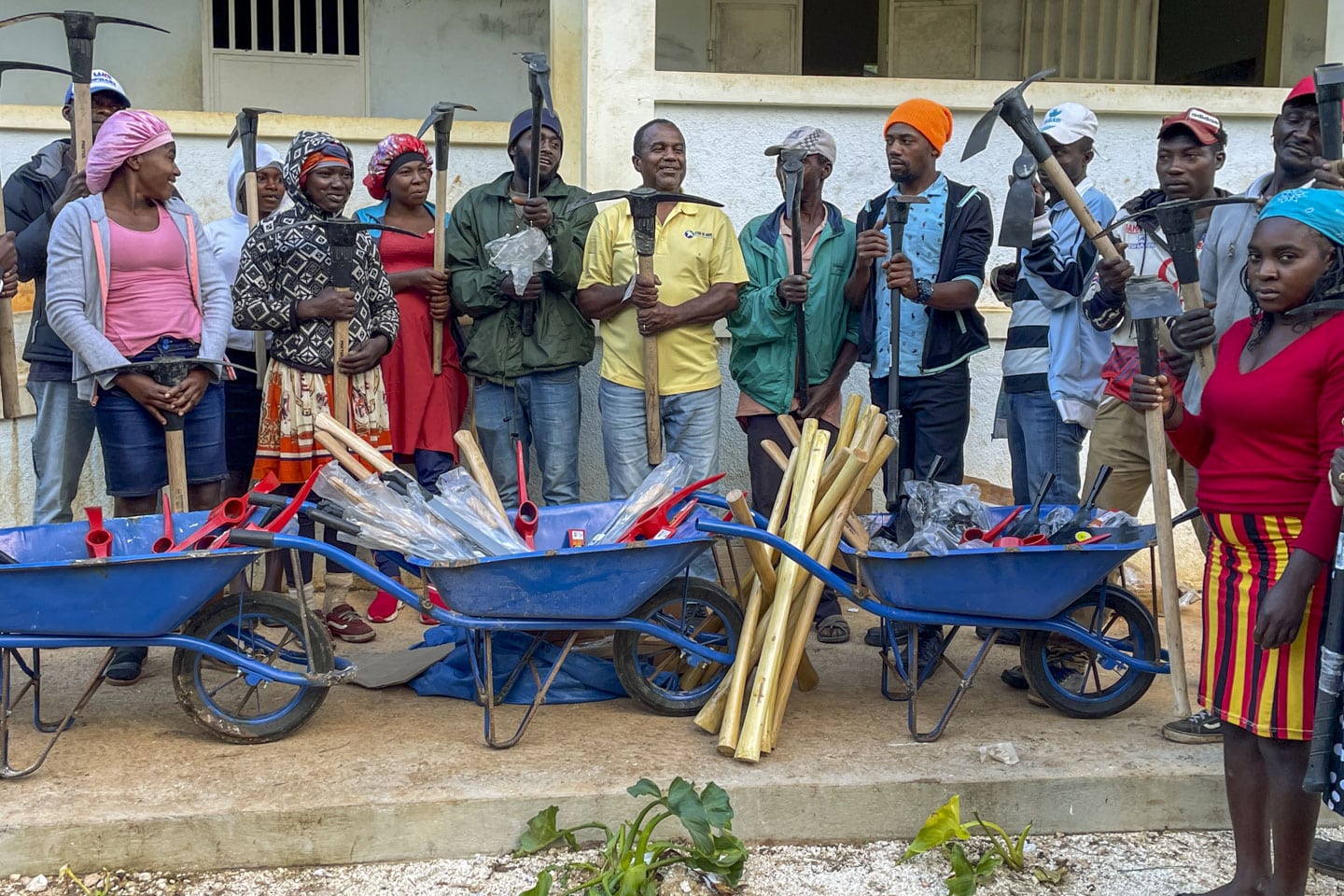 Bönder med jordbruksredskap i Haiti