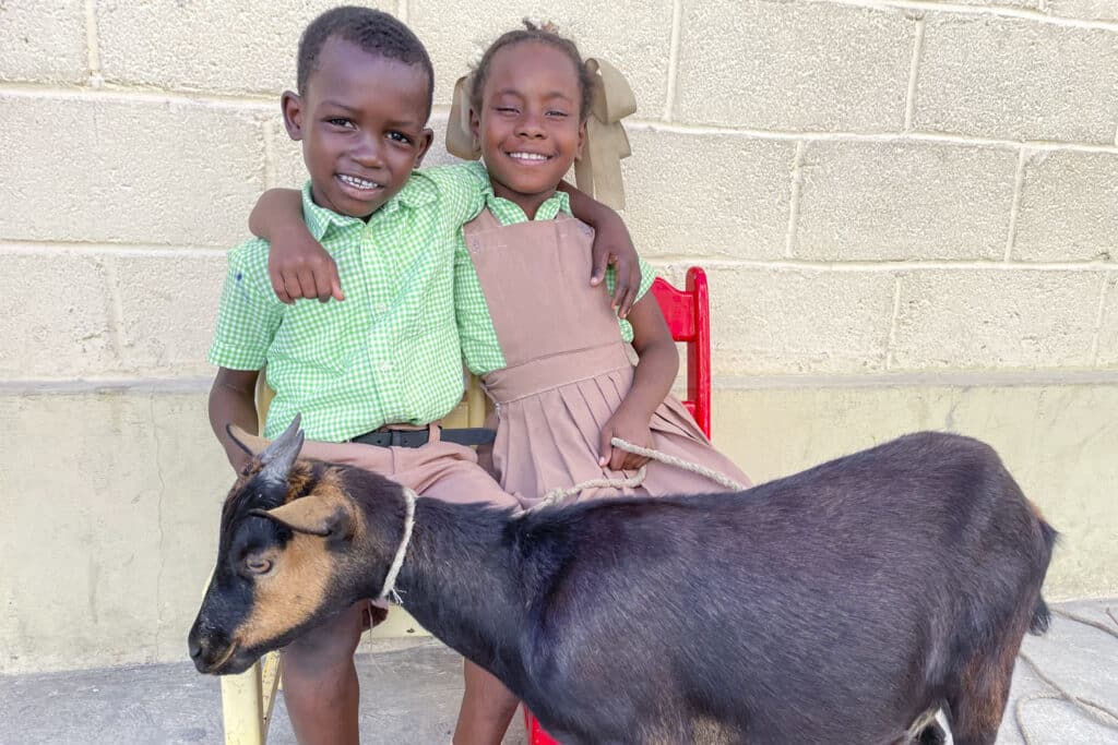 Därför gav Jijie bort sin get 22 Pojke och flicka med get i Haiti.