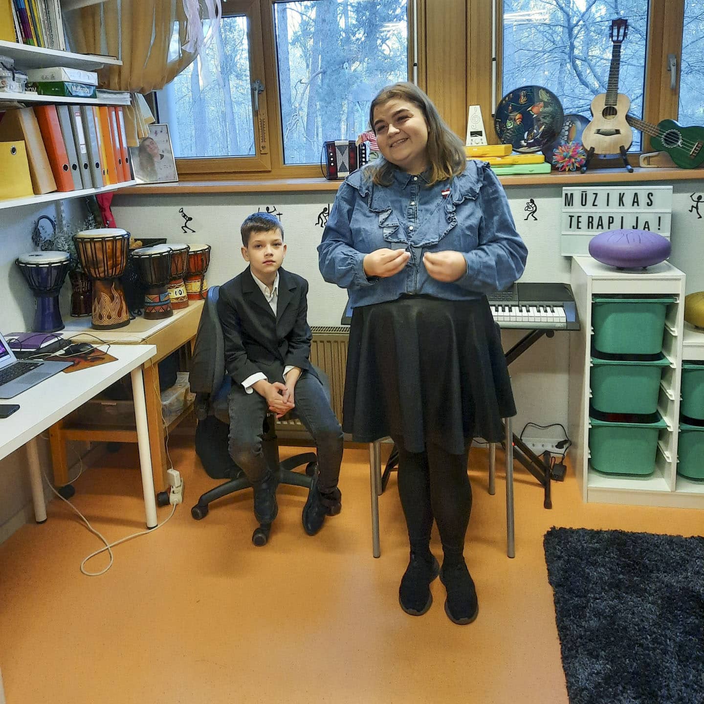 Lärarinna och elev i musikrum i Lettland.