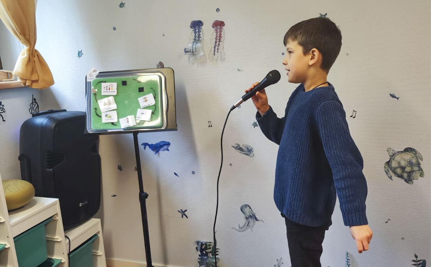 Pojke sjunger i musikrum i Lettland