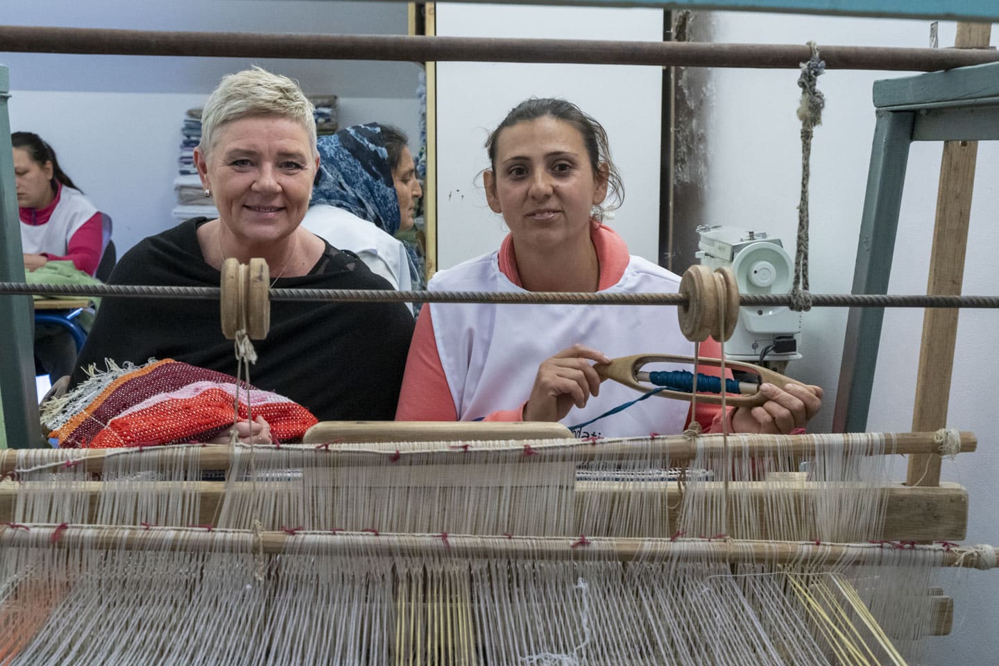 Ulrika Kallin Eriksson besöker sömnadskurs i Rumänien.