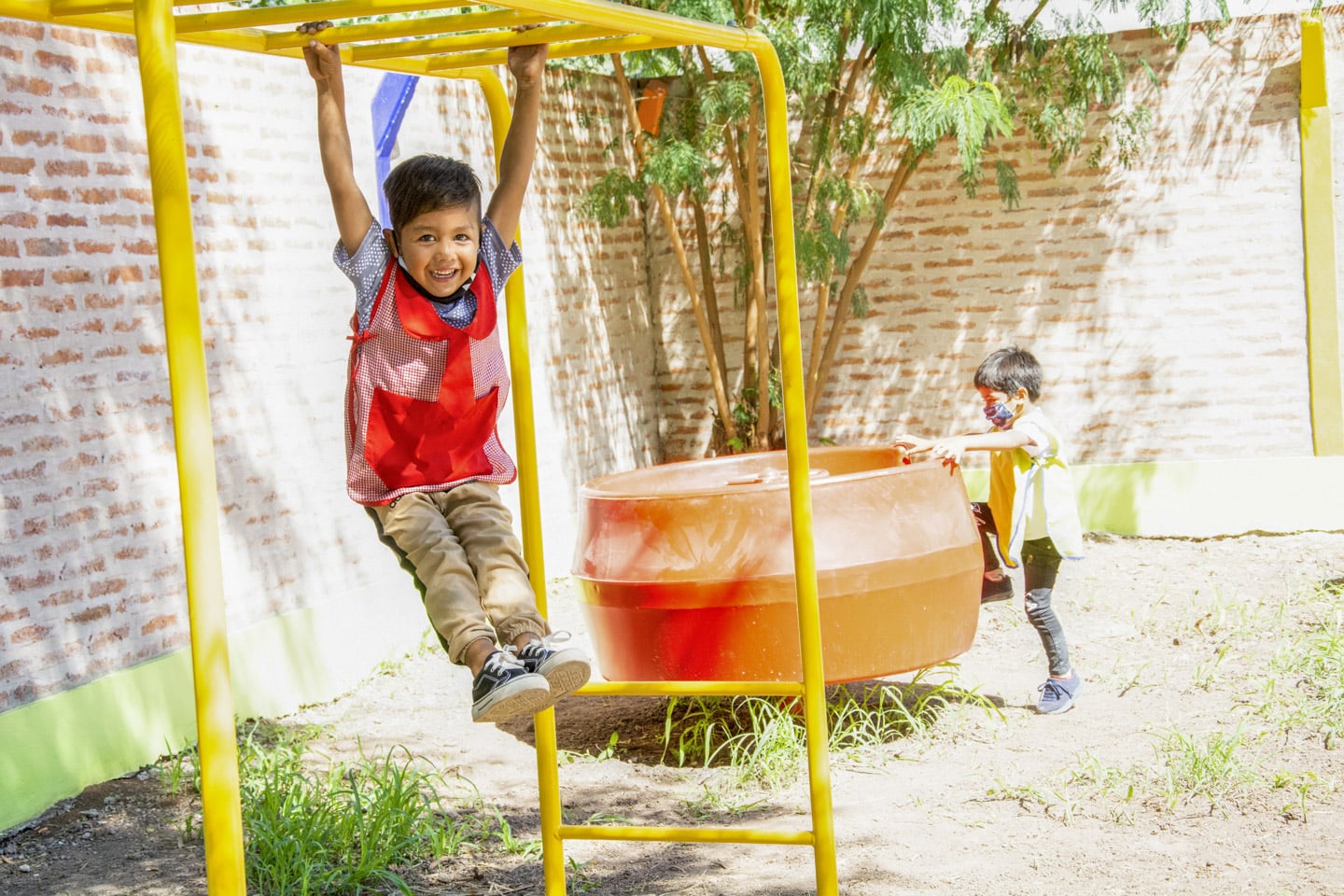Glada barn leker i en förskolas lekpark.