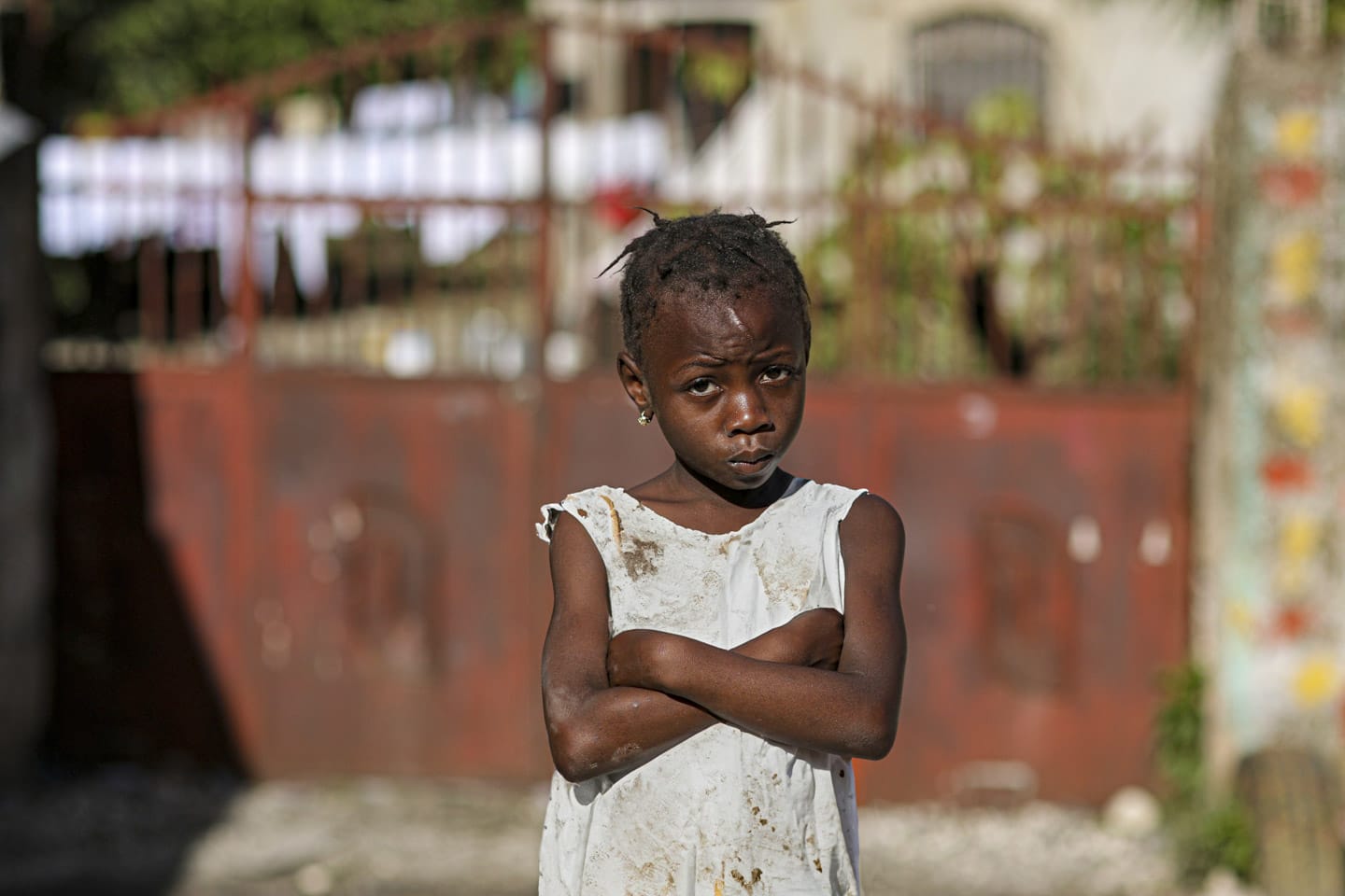 Ensamt barn i Haiti.