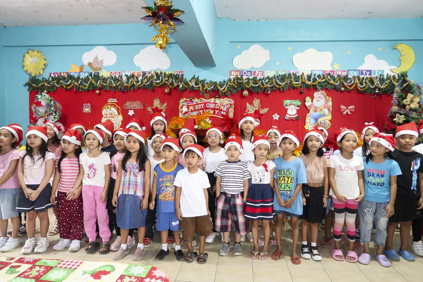 Barn på julfest i Filippinerna.