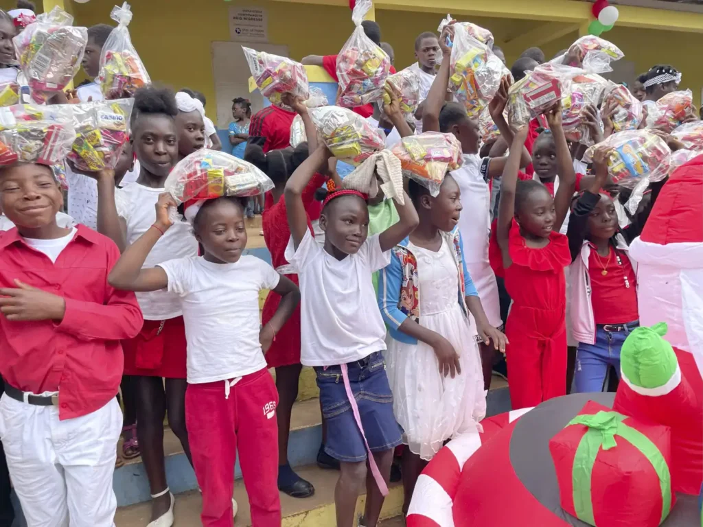 Barn på julfest i Haiti.