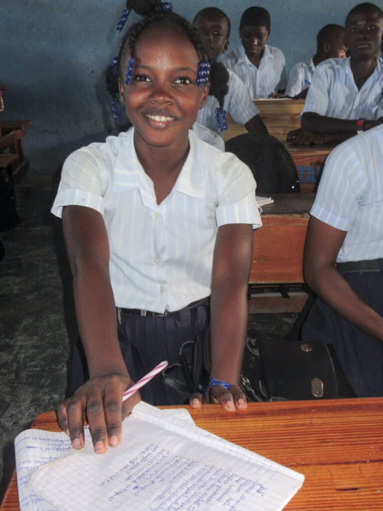 Flicka i klassrum i Haiti.