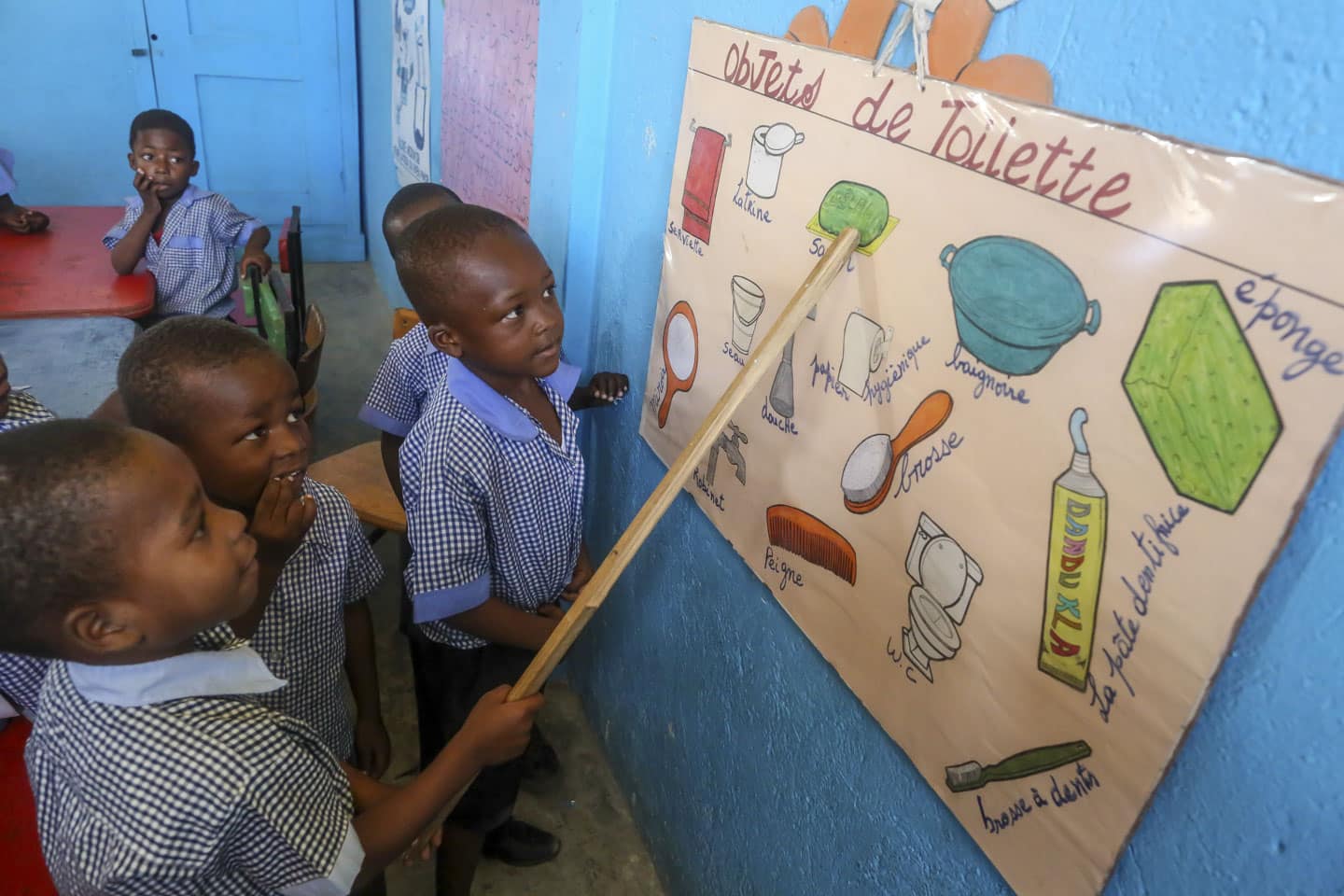 Barn i klassrum i Haiti