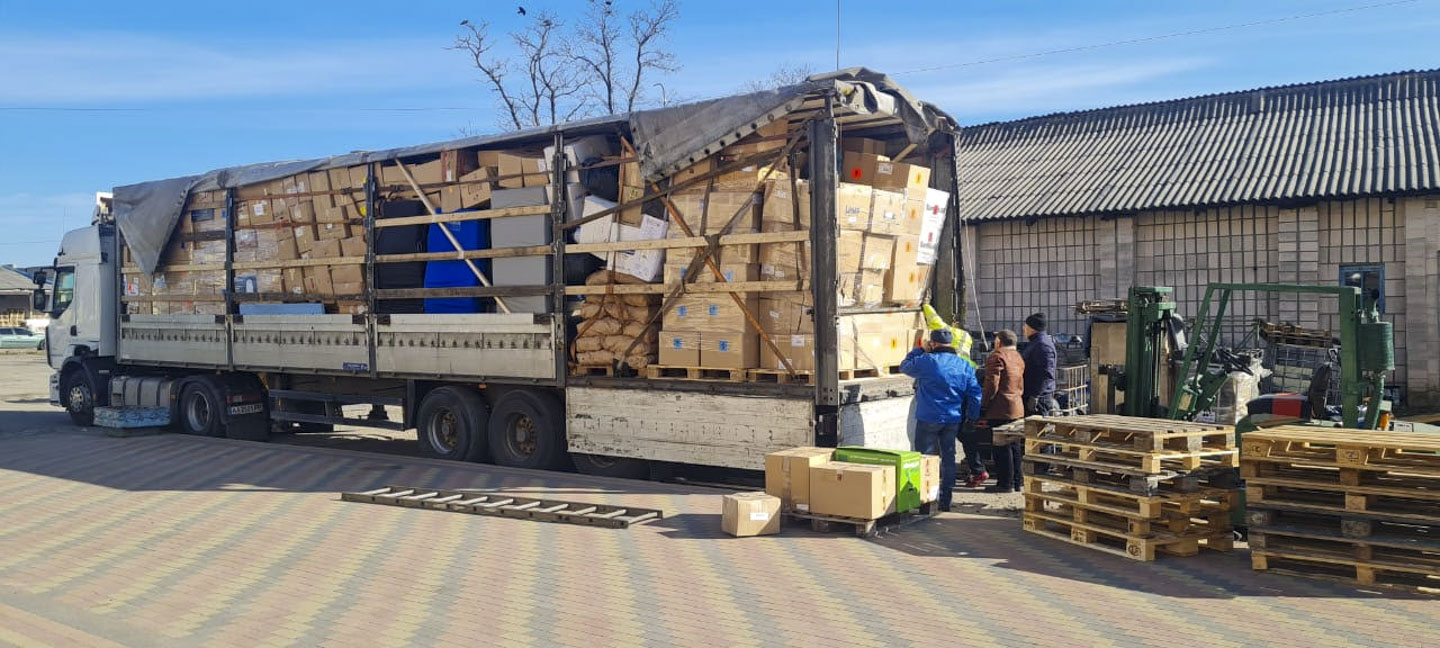 lastbil med förnödenheter Ukraina