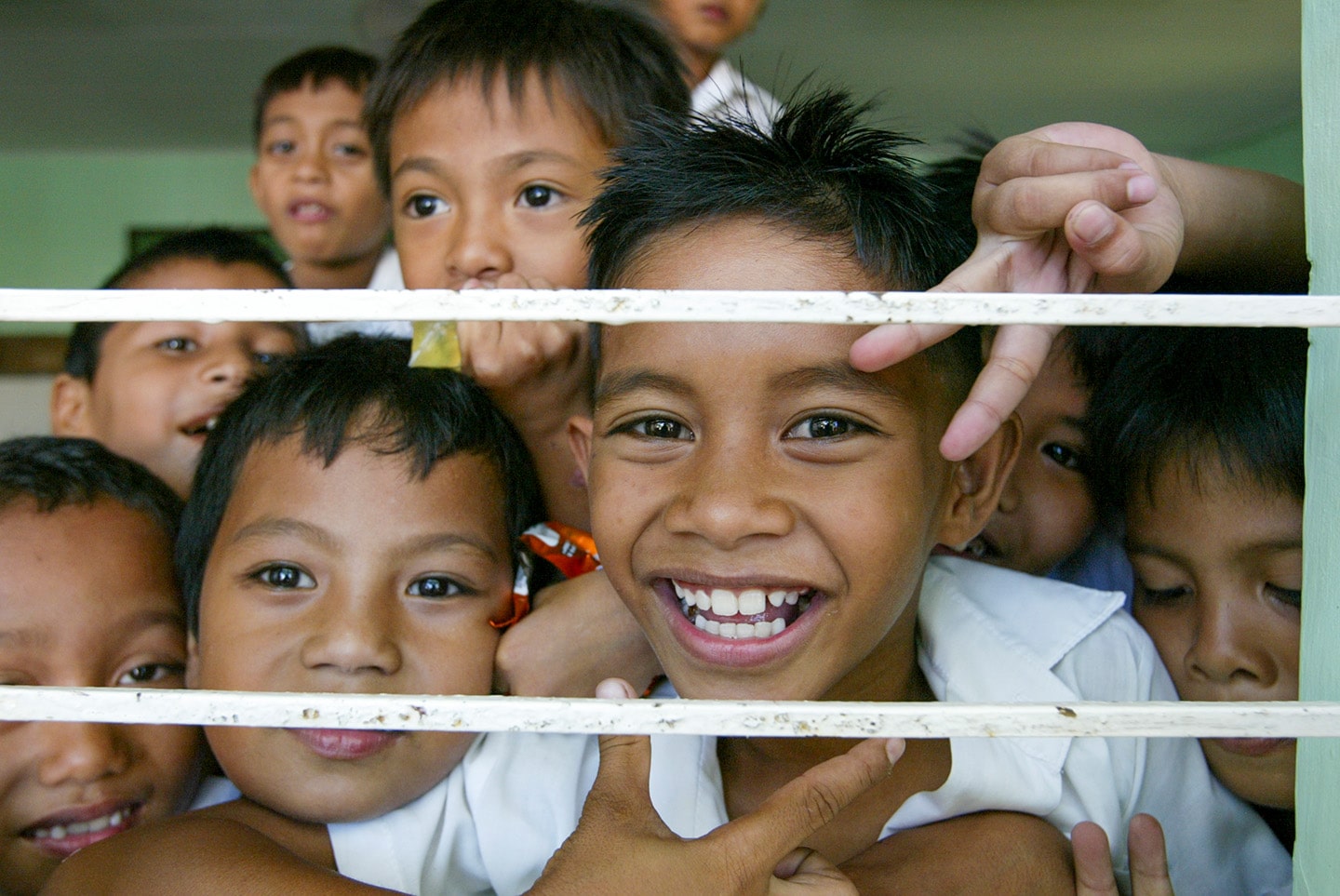 Glada barn i klassrum i Filippinerna