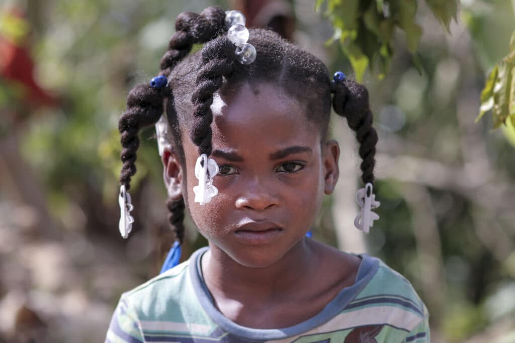 Star of Hope SE Skydda våra barn från våldet i Haiti! flicka