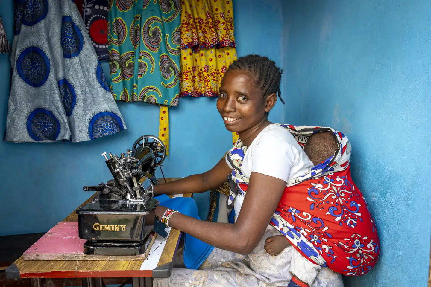 Kvinna med symaskin Kenya