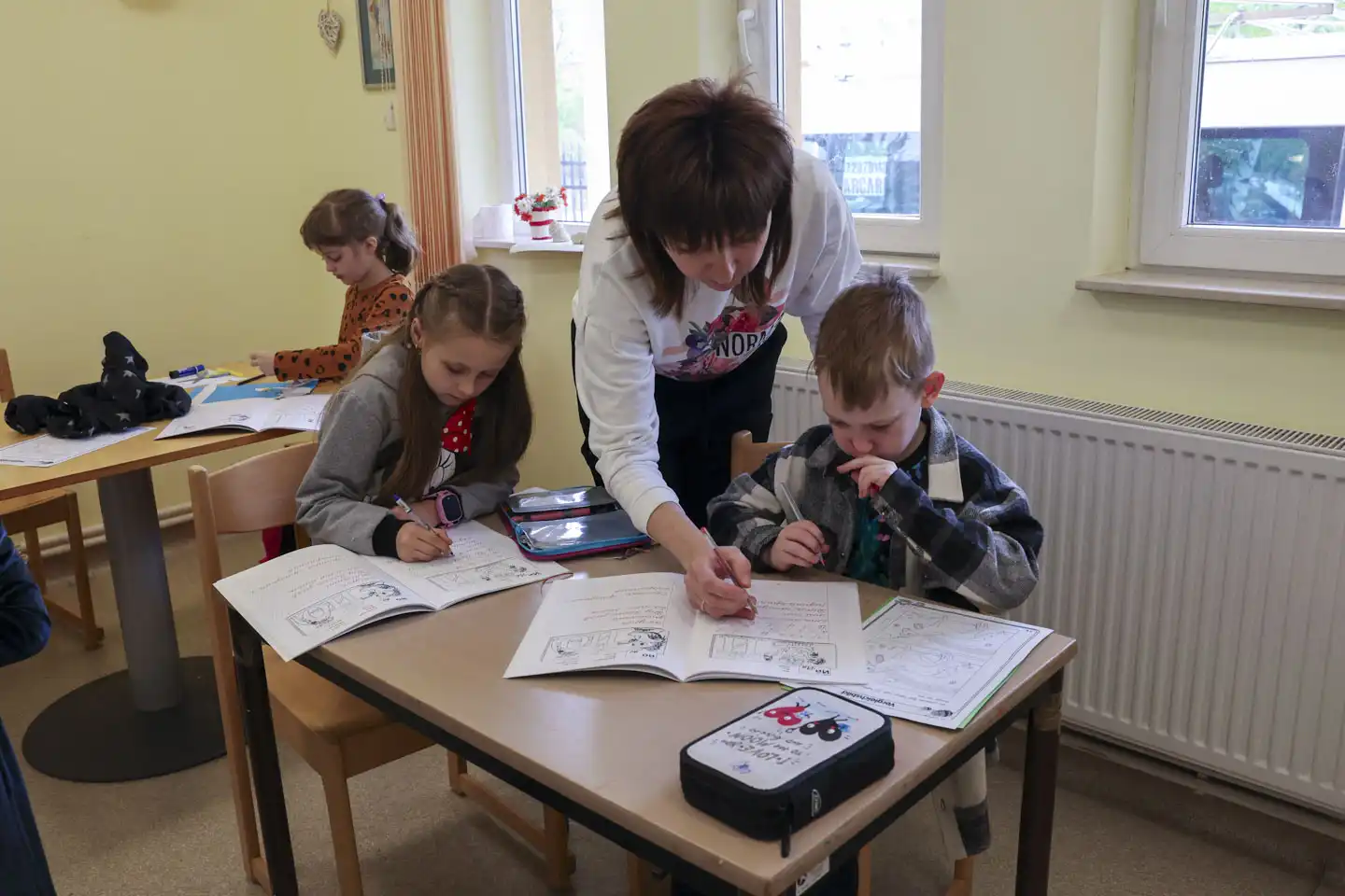 En ukrainska lärare med elever i Rumänien.
