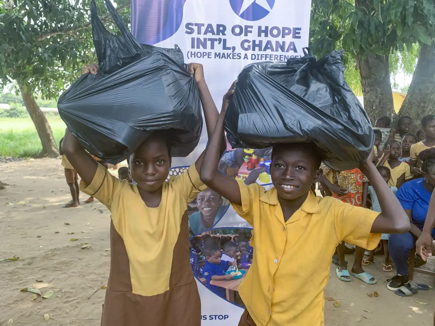 Barn med matpaket i Ghana