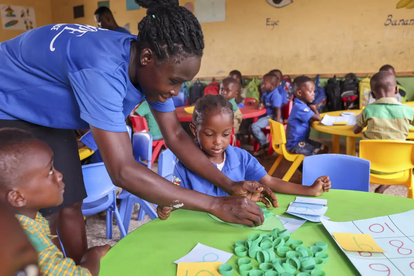 Förskolebarn lär sig räkna i Ghana