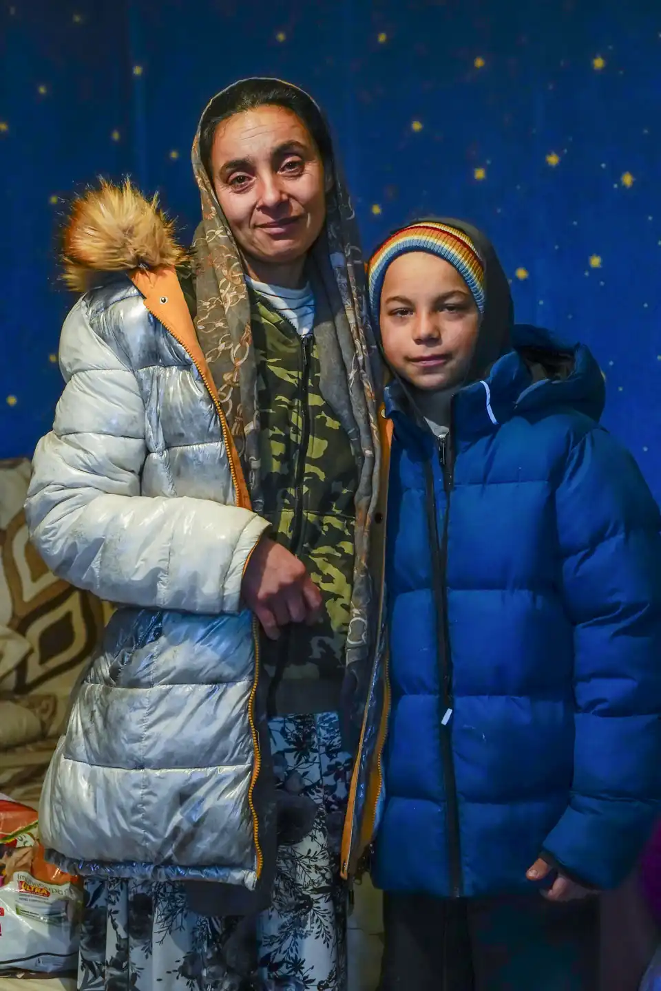EN mamma med sin cancersjuke son i deras hem i Rumänien.