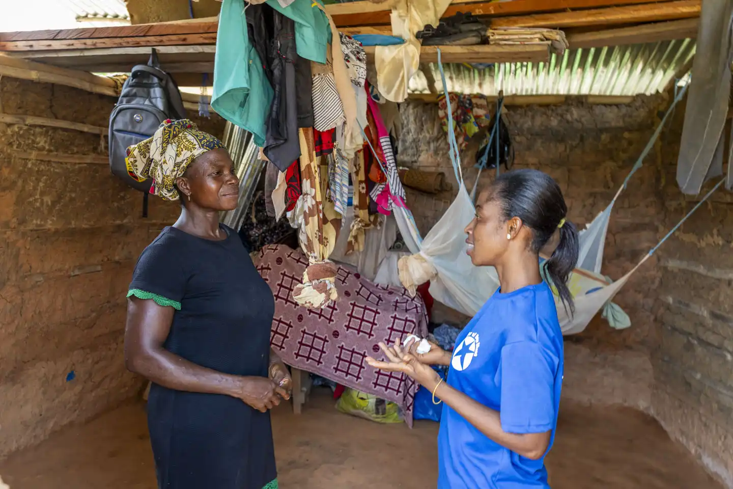Två kvinnor pratar i hus i Ghana