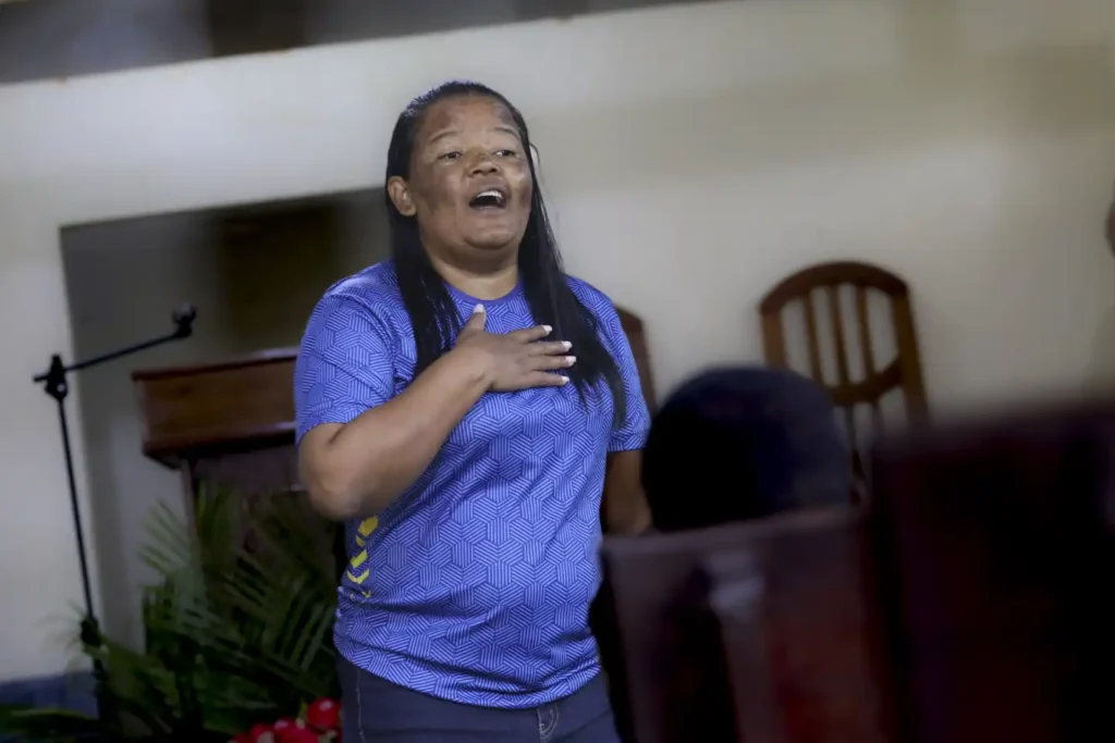 Kvinna håller föredrag i Brasilien.