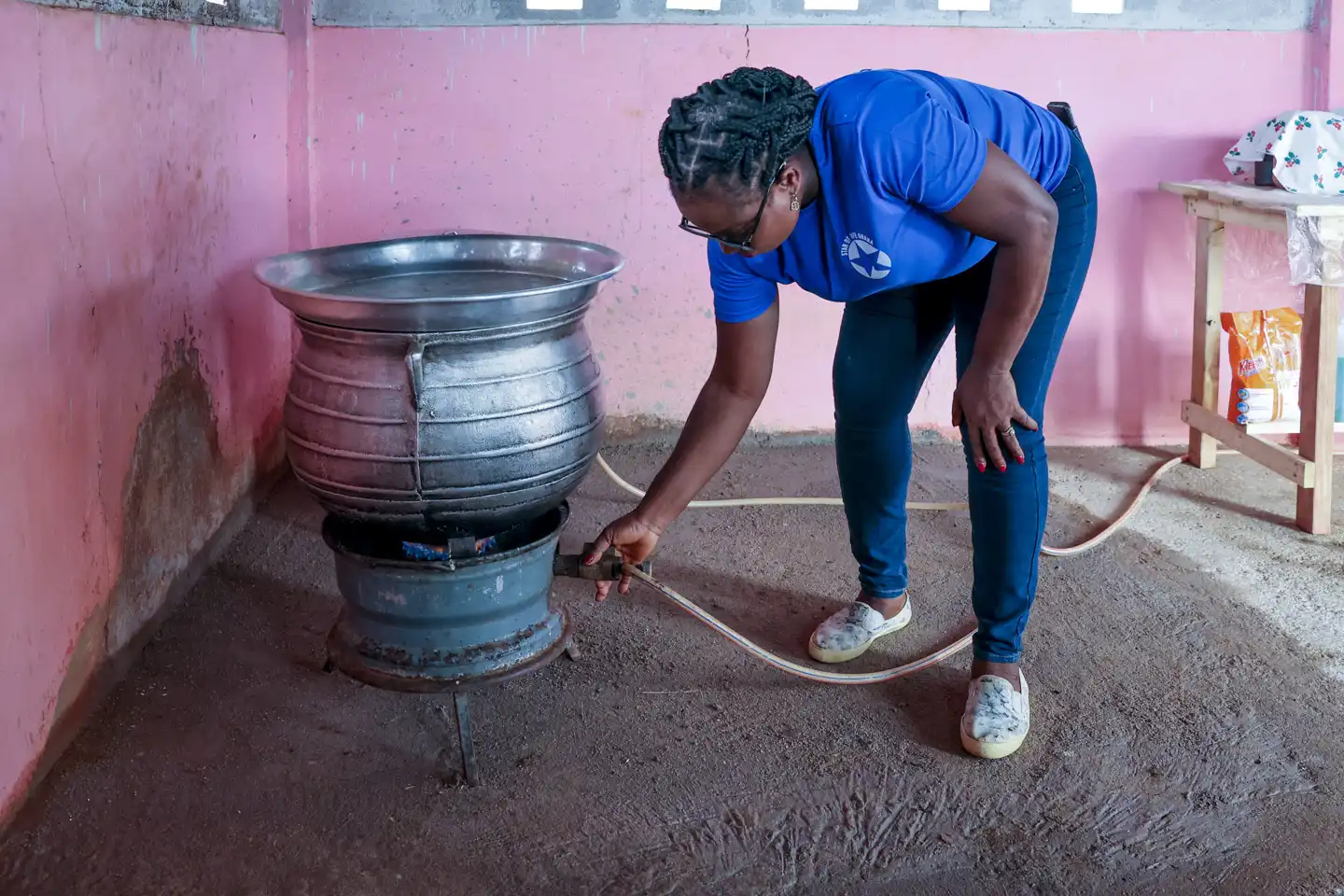 Kvinna inspekterar gasspis i Ghana