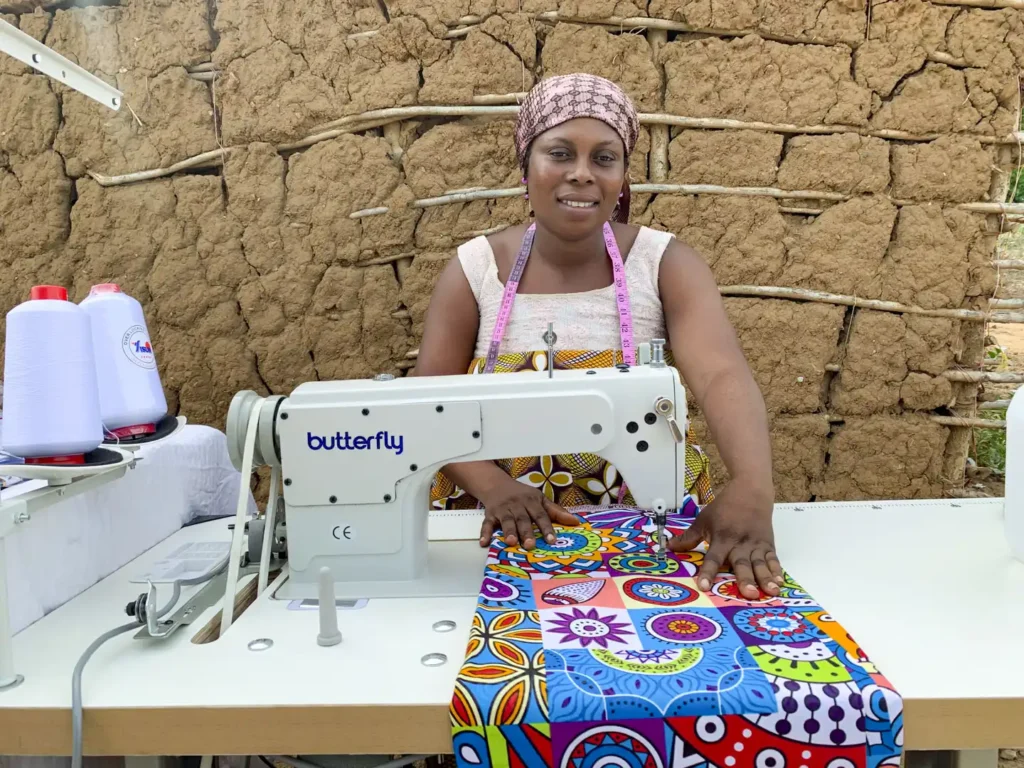 Elisabeth har fått sin symaskin 31 Kvinna med symaskin i Ghana.