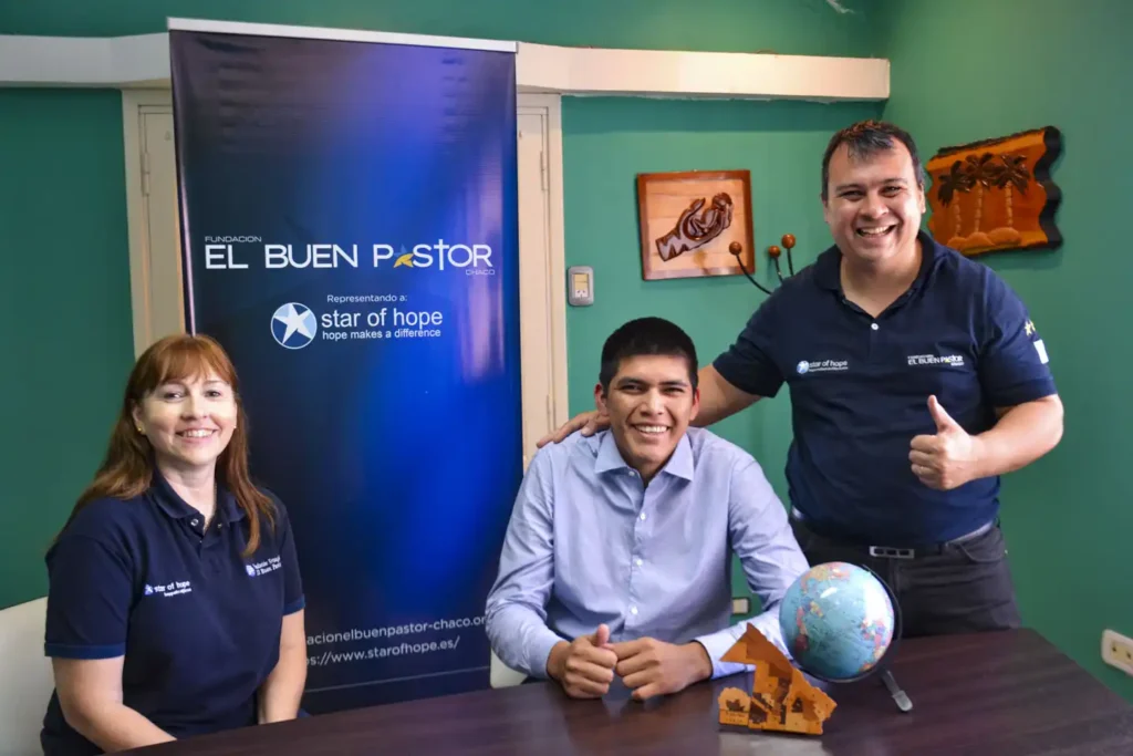 Två män och en kvinna på kontor i Argentina