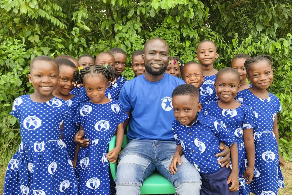 Lärare med elever utanför skolan i Ghana