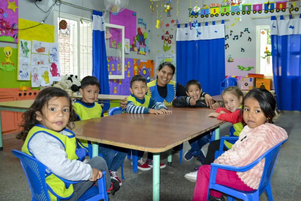 Glada barn på förskola i Argentina