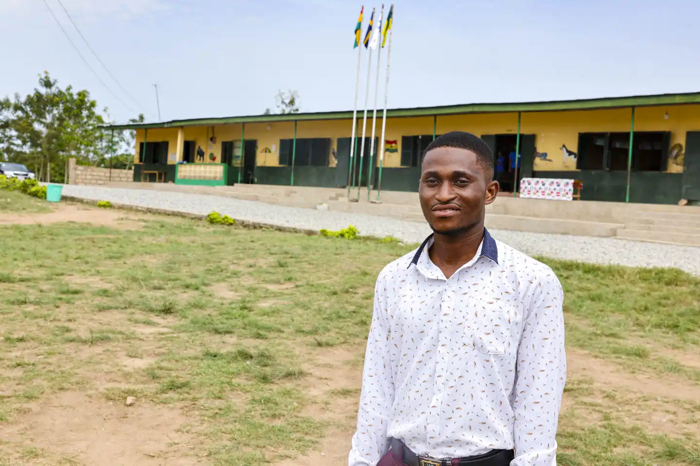 Man framför skola i Ghana