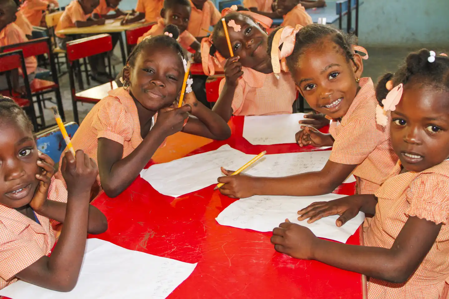 Barn i klassrum i Haiti.