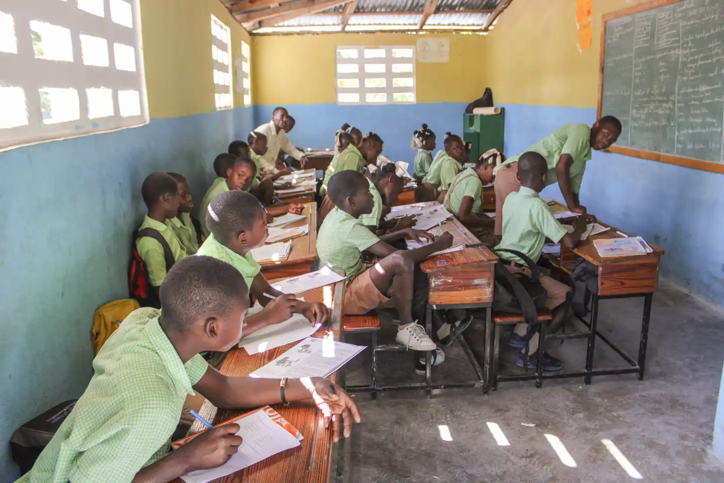 Barn i klassrum i Haiti.