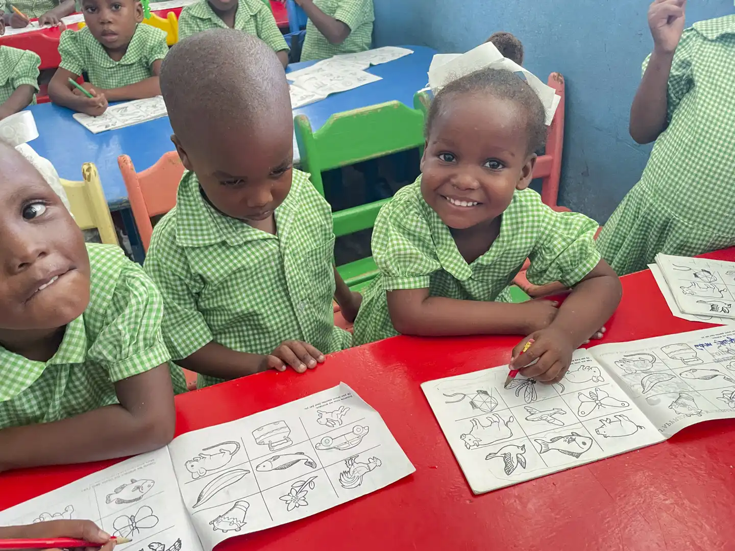 Barn i klassrum i Haiti.