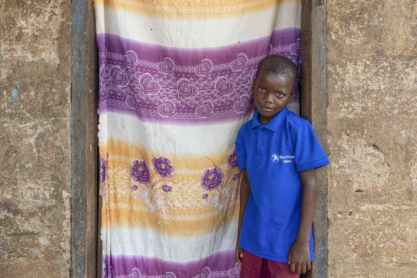 Pojke utanför sitt hem i Ghana.