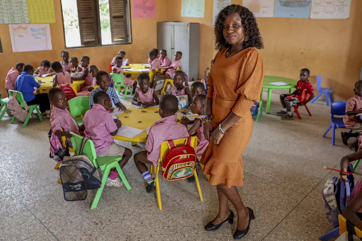 Kvinna i klassrum i Ghana.