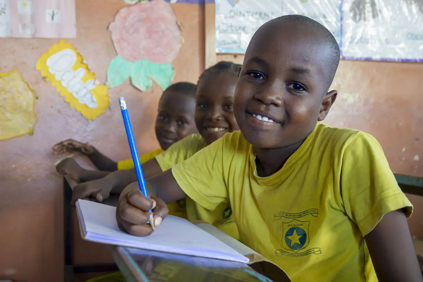 Pojke i klassrum i Kenya