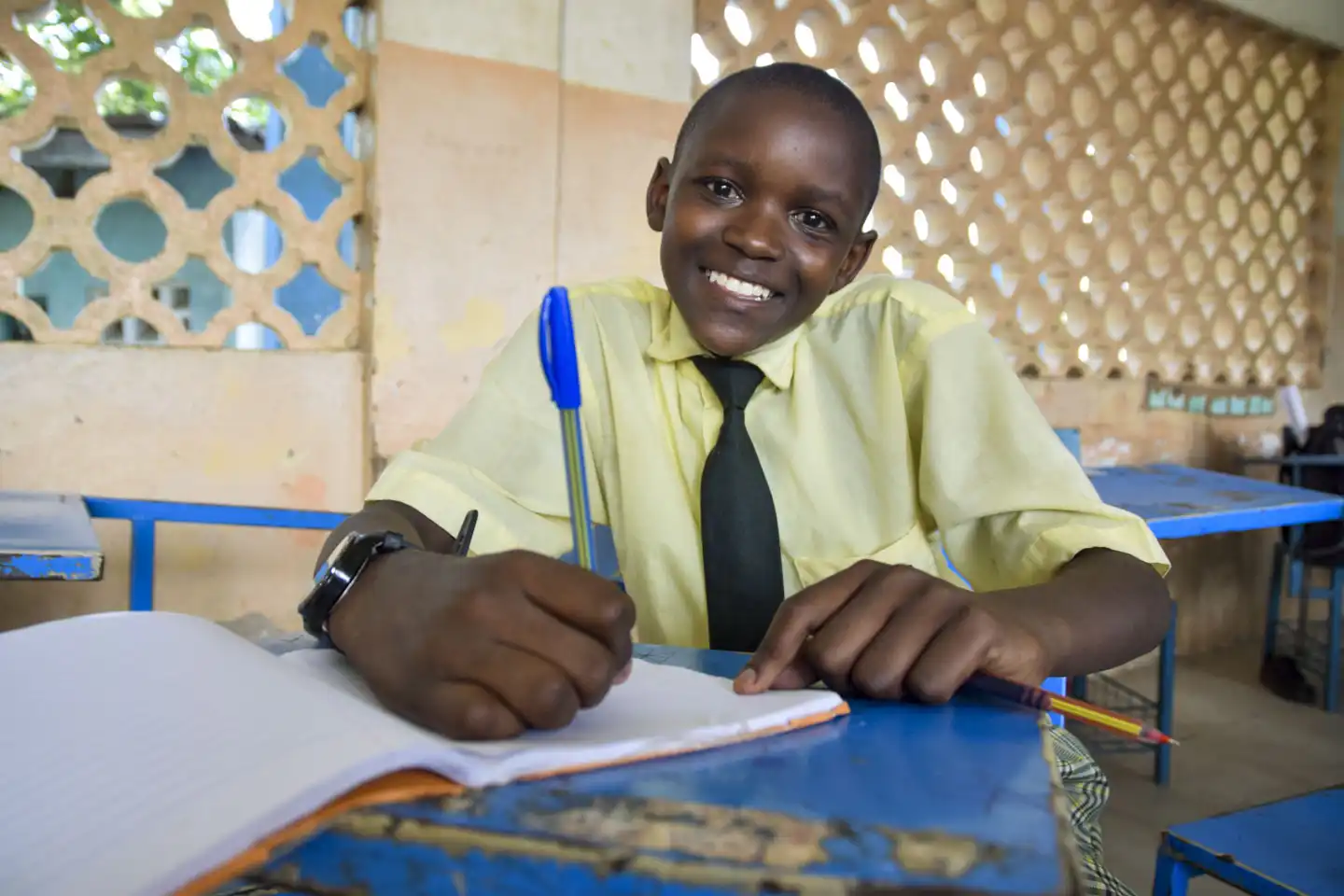 Pojke i klassrum i Kenya
