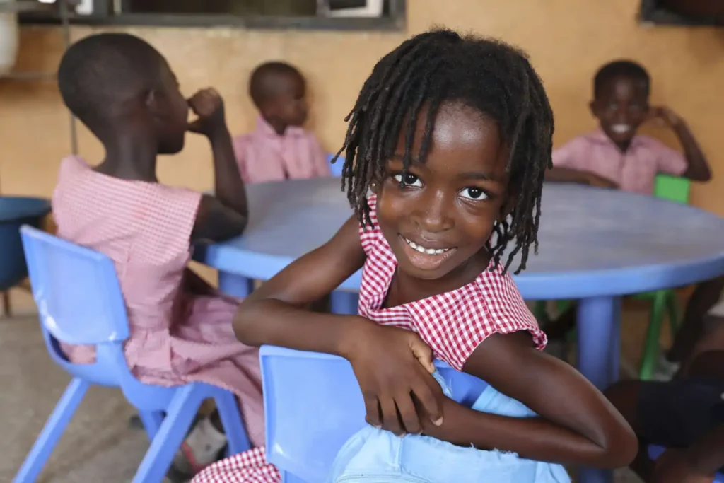 Flicka i klassrum i Ghana