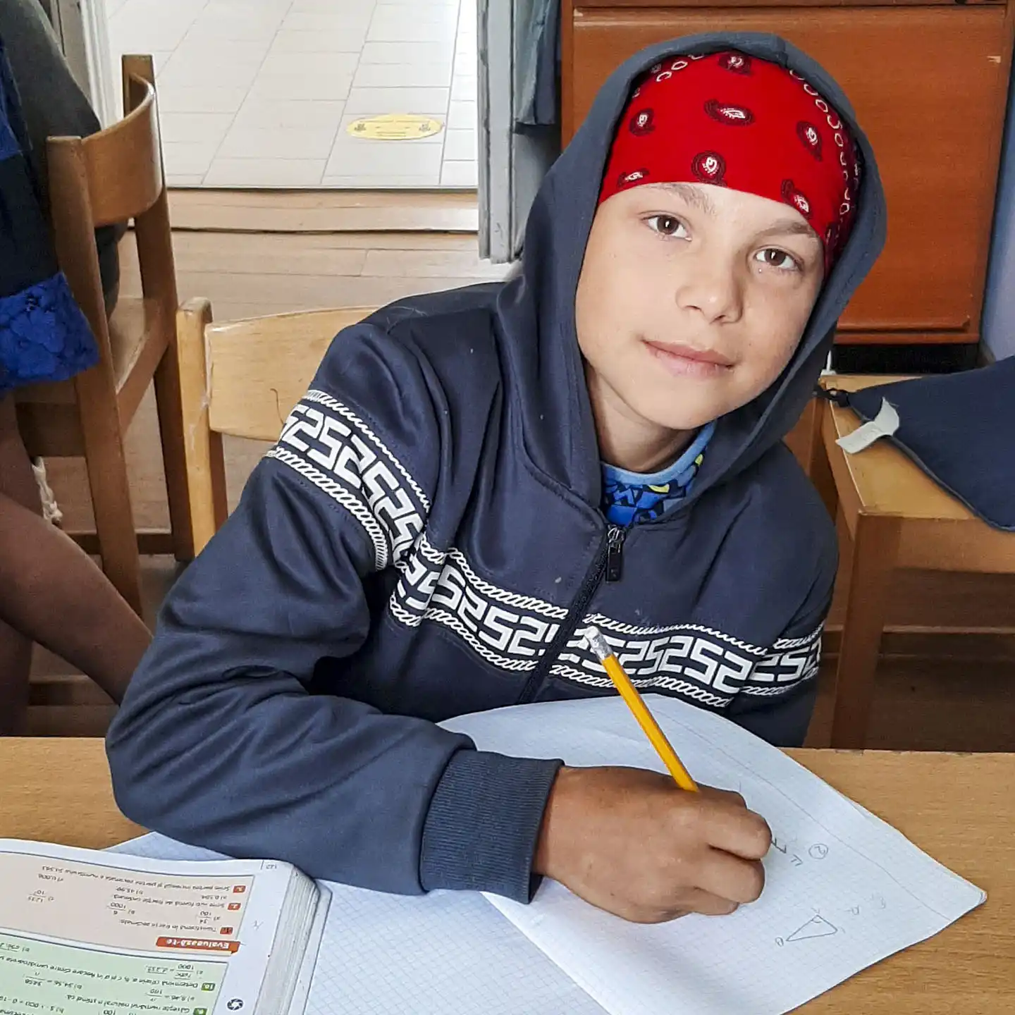 Pojke i klassrum i Rumänien.