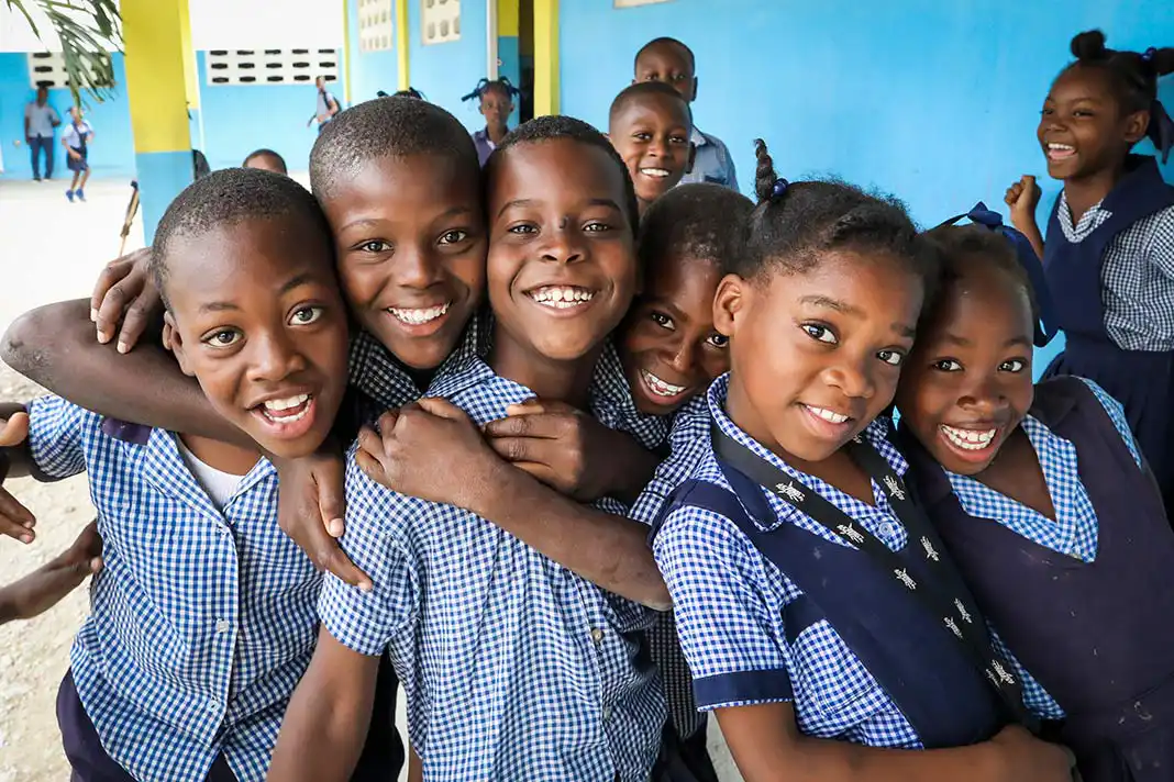 Barn på skola i Haiti.