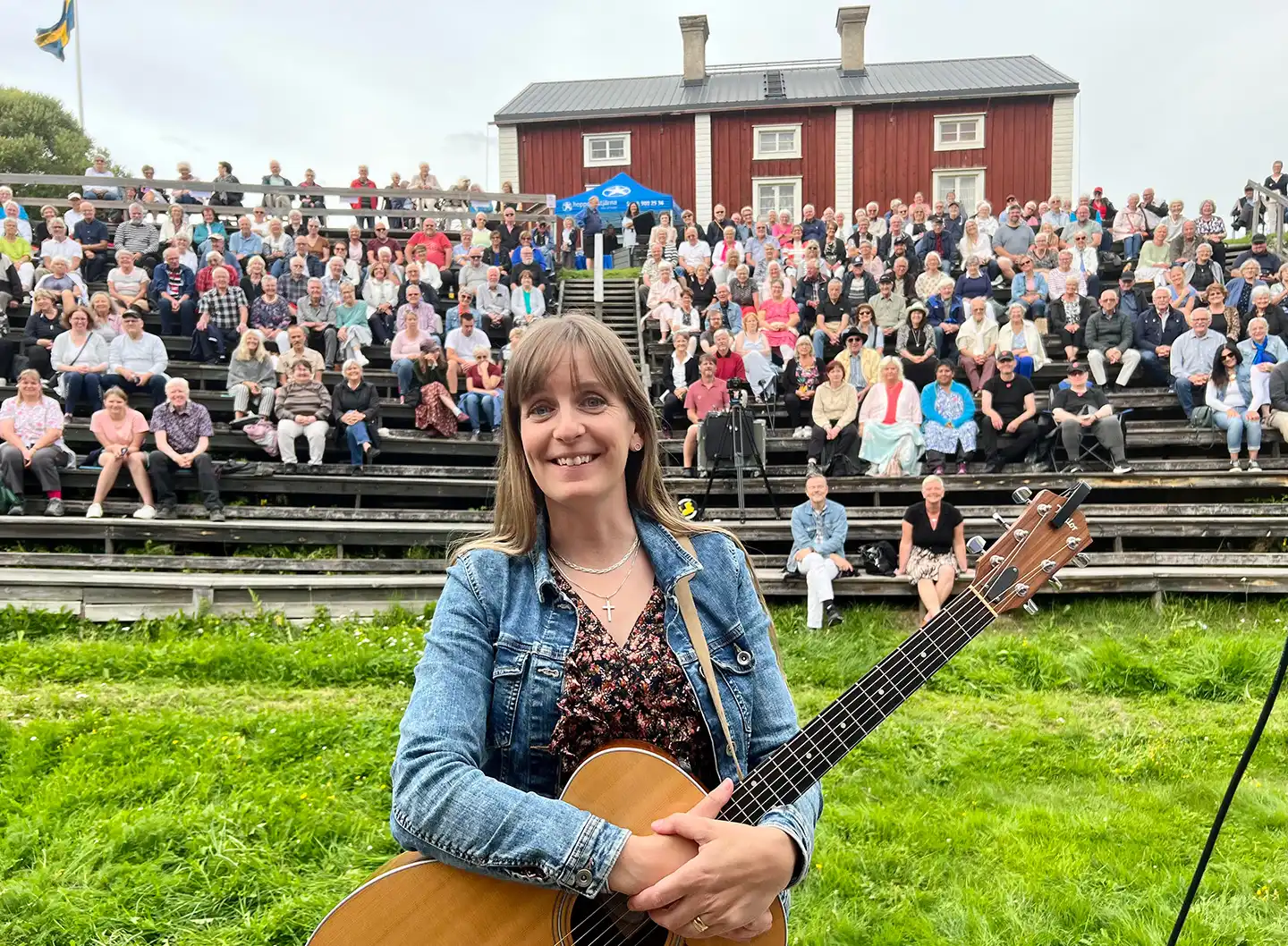 Kvinna med gitarr