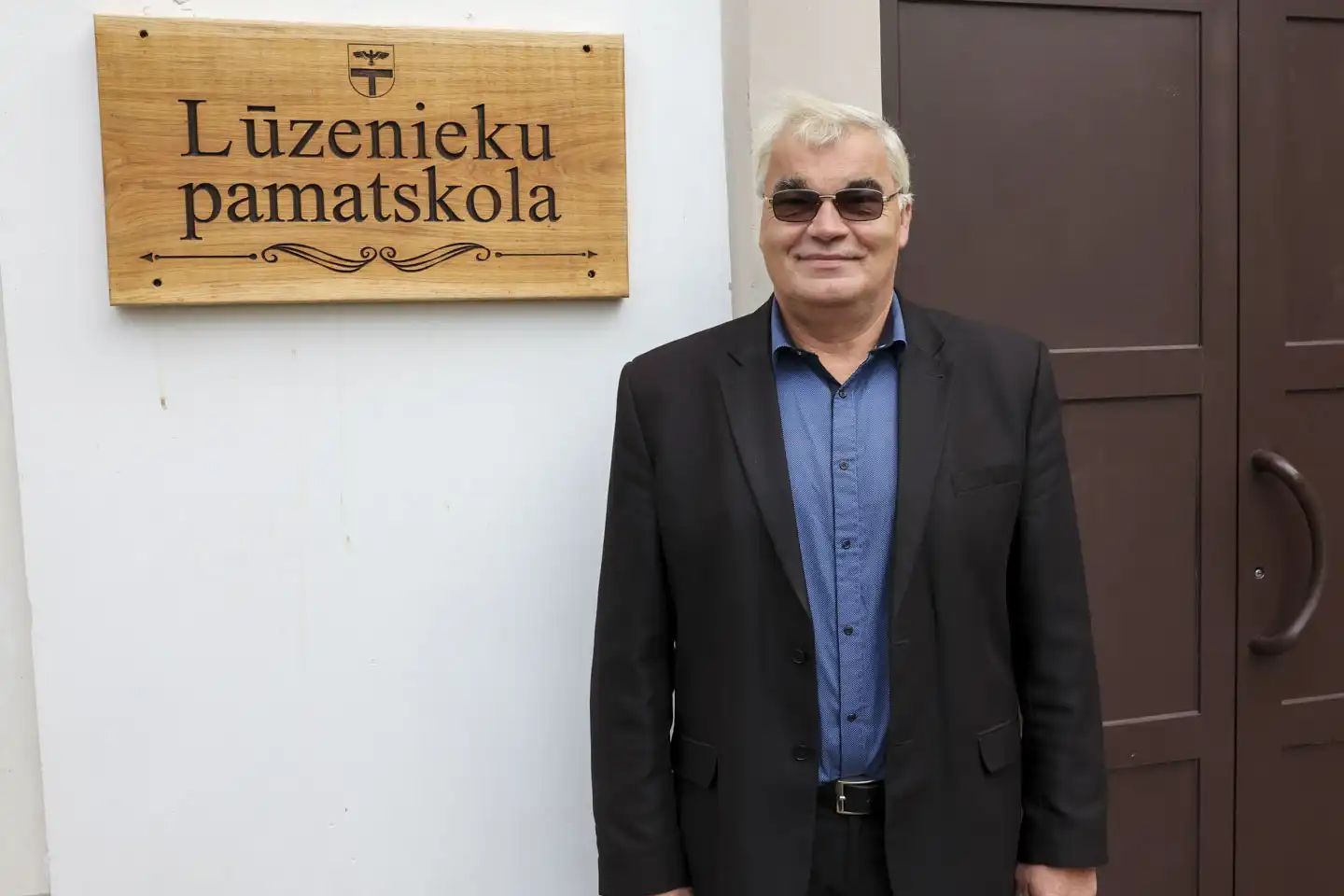 Rektor utanför skola i Lettland